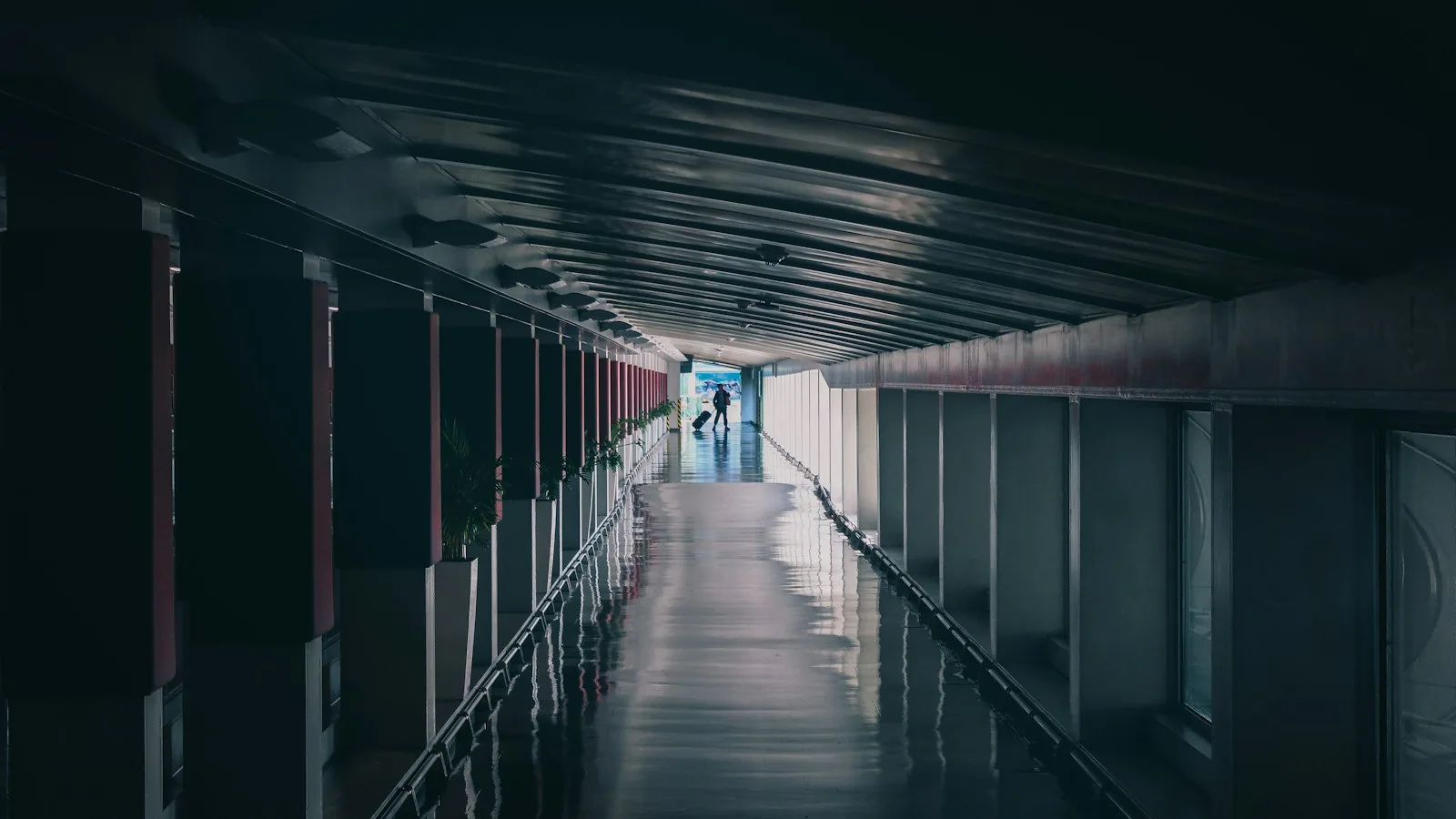 Couloir d'un aéroport moderne en Corée du Sud avec un voyageur