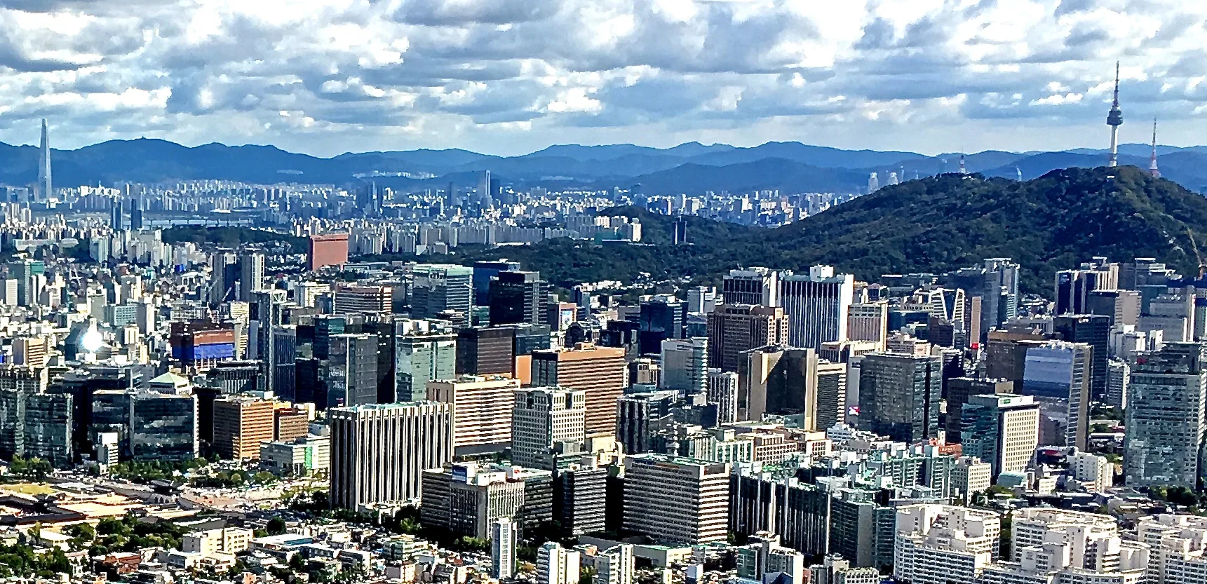 Vue sur Séoul avec la tour Namsan et les toits de la ville
