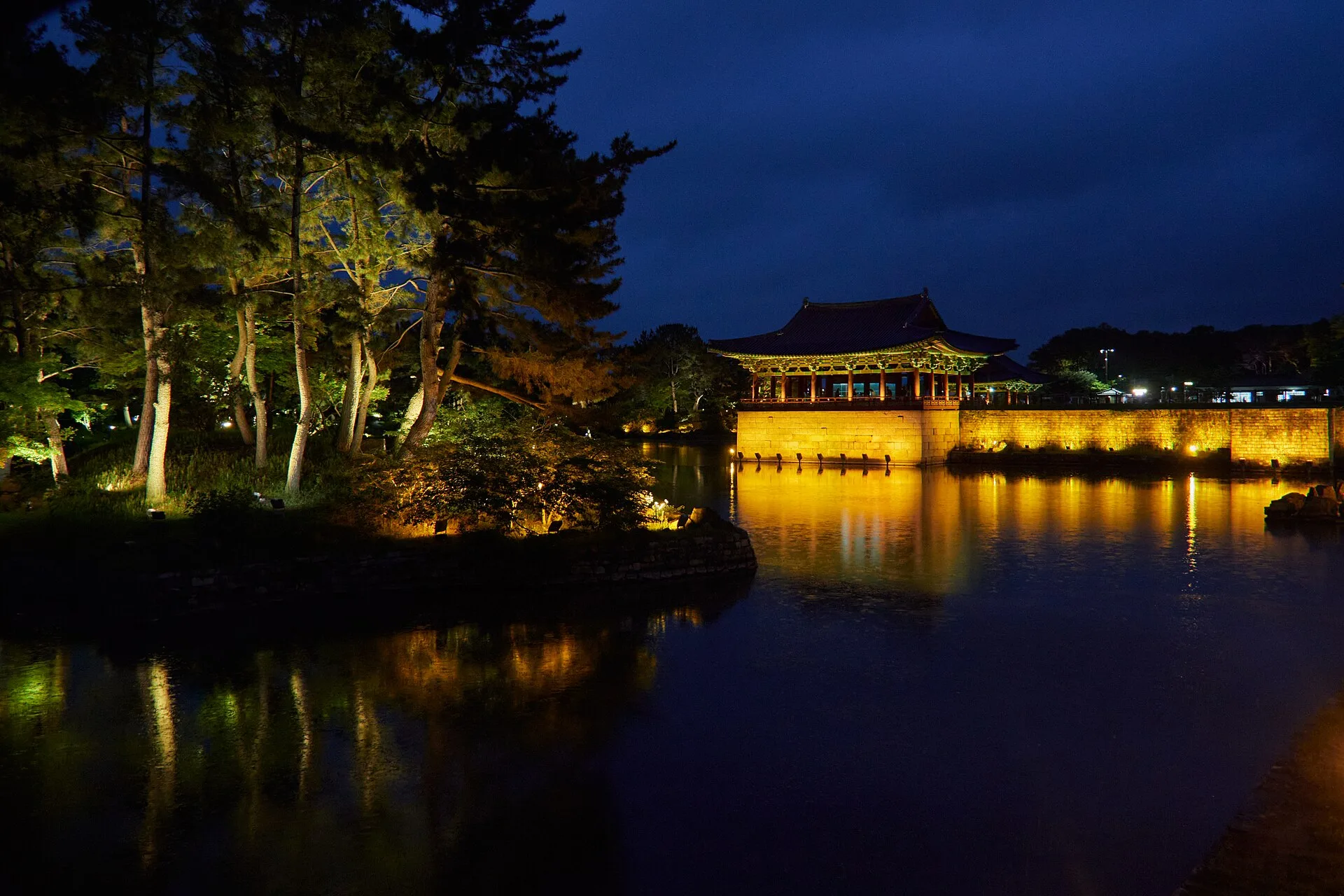 Le palais Donggung et le lac Wolji : la ville illuminée